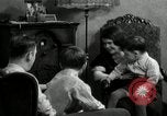 Immagine di Famiglia ascoltando la radio Chicago Illinois USA, 1935, secondo 42 filmato di repertorio 65675068708
