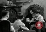 Immagine di Famiglia ascoltando la radio Chicago Illinois USA, 1935, secondo 44 filmato di repertorio 65675068708