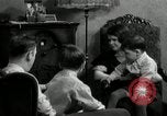 Immagine di Famiglia ascoltando la radio Chicago Illinois USA, 1935, secondo 45 filmato di repertorio 65675068708