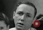 Immagine di Famiglia ascoltando la radio Chicago Illinois USA, 1935, secondo 52 filmato di repertorio 65675068708