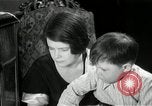 Immagine di Famiglia ascoltando la radio Chicago Illinois USA, 1935, secondo 59 filmato di repertorio 65675068708
