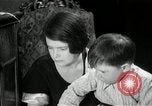 Immagine di Famiglia ascoltando la radio Chicago Illinois USA, 1935, secondo 60 filmato di repertorio 65675068708