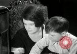 Immagine di Famiglia ascoltando la radio Chicago Illinois USA, 1935, secondo 61 filmato di repertorio 65675068708