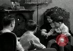 Immagine di Famiglia ascoltando la radio Chicago Illinois USA, 1935, secondo 62 filmato di repertorio 65675068708