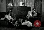 Immagine di Famiglia con 5 bambini United States USA, 1935, secondo 4 filmato di repertorio 65675068709