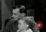Immagine di Famiglia con 5 bambini United States USA, 1935, secondo 5 filmato di repertorio 65675068709