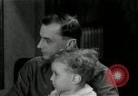 Immagine di Famiglia con 5 bambini United States USA, 1935, secondo 14 filmato di repertorio 65675068709
