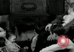 Immagine di Famiglia con 5 bambini United States USA, 1935, secondo 22 filmato di repertorio 65675068709