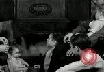Immagine di Famiglia con 5 bambini United States USA, 1935, secondo 24 filmato di repertorio 65675068709