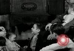 Immagine di Famiglia con 5 bambini United States USA, 1935, secondo 26 filmato di repertorio 65675068709