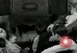 Immagine di Famiglia con 5 bambini United States USA, 1935, secondo 27 filmato di repertorio 65675068709