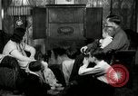 Immagine di Famiglia con 5 bambini United States USA, 1935, secondo 35 filmato di repertorio 65675068709