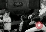 Immagine di Famiglia con 5 bambini United States USA, 1935, secondo 45 filmato di repertorio 65675068709