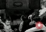 Immagine di Famiglia con 5 bambini United States USA, 1935, secondo 46 filmato di repertorio 65675068709