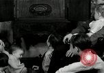 Immagine di Famiglia con 5 bambini United States USA, 1935, secondo 47 filmato di repertorio 65675068709
