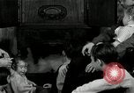 Immagine di Famiglia con 5 bambini United States USA, 1935, secondo 48 filmato di repertorio 65675068709