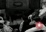 Immagine di Famiglia con 5 bambini United States USA, 1935, secondo 49 filmato di repertorio 65675068709