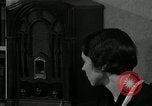 Immagine di Piano in legno autoradio United States USA, 1935, secondo 8 filmato di repertorio 65675068710