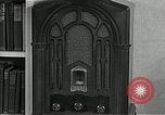 Immagine di Piano in legno autoradio United States USA, 1935, secondo 13 filmato di repertorio 65675068710