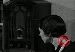 Immagine di Piano in legno autoradio United States USA, 1935, secondo 19 filmato di repertorio 65675068710