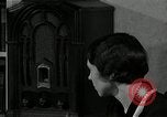 Immagine di Piano in legno autoradio United States USA, 1935, secondo 21 filmato di repertorio 65675068710