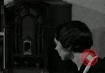 Immagine di Piano in legno autoradio United States USA, 1935, secondo 22 filmato di repertorio 65675068710