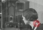 Immagine di Piano in legno autoradio United States USA, 1935, secondo 24 filmato di repertorio 65675068710