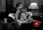 Immagine di Famiglia ascoltando la radio United States USA, 1935, secondo 11 filmato di repertorio 65675068711