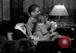 Immagine di Famiglia ascoltando la radio United States USA, 1935, secondo 12 filmato di repertorio 65675068711