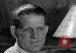 Immagine di Famiglia ascoltando la radio United States USA, 1935, secondo 14 filmato di repertorio 65675068711