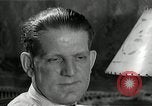 Immagine di Famiglia ascoltando la radio United States USA, 1935, secondo 15 filmato di repertorio 65675068711