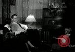 Immagine di Famiglia ascoltando la radio United States USA, 1935, secondo 20 filmato di repertorio 65675068711