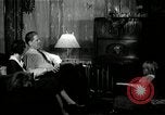 Immagine di Famiglia ascoltando la radio United States USA, 1935, secondo 22 filmato di repertorio 65675068711