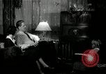 Immagine di Famiglia ascoltando la radio United States USA, 1935, secondo 24 filmato di repertorio 65675068711
