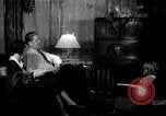 Immagine di Famiglia ascoltando la radio United States USA, 1935, secondo 27 filmato di repertorio 65675068711