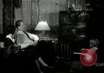 Immagine di Famiglia ascoltando la radio United States USA, 1935, secondo 29 filmato di repertorio 65675068711