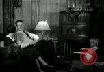 Immagine di Famiglia ascoltando la radio United States USA, 1935, secondo 30 filmato di repertorio 65675068711