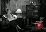 Immagine di Famiglia ascoltando la radio United States USA, 1935, secondo 31 filmato di repertorio 65675068711