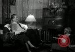 Immagine di Famiglia ascoltando la radio United States USA, 1935, secondo 32 filmato di repertorio 65675068711