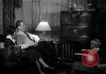 Immagine di Famiglia ascoltando la radio United States USA, 1935, secondo 33 filmato di repertorio 65675068711