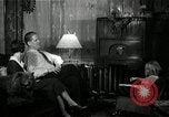 Immagine di Famiglia ascoltando la radio United States USA, 1935, secondo 34 filmato di repertorio 65675068711