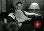 Immagine di Famiglia ascoltando la radio United States USA, 1935, secondo 36 filmato di repertorio 65675068711