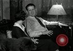 Immagine di Famiglia ascoltando la radio United States USA, 1935, secondo 37 filmato di repertorio 65675068711