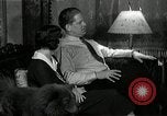 Immagine di Famiglia ascoltando la radio United States USA, 1935, secondo 40 filmato di repertorio 65675068711