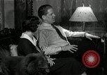 Immagine di Famiglia ascoltando la radio United States USA, 1935, secondo 44 filmato di repertorio 65675068711