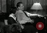 Immagine di Famiglia ascoltando la radio United States USA, 1935, secondo 45 filmato di repertorio 65675068711