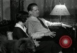 Immagine di Famiglia ascoltando la radio United States USA, 1935, secondo 46 filmato di repertorio 65675068711