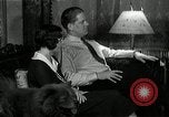 Immagine di Famiglia ascoltando la radio United States USA, 1935, secondo 47 filmato di repertorio 65675068711