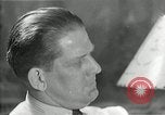 Immagine di Famiglia ascoltando la radio United States USA, 1935, secondo 48 filmato di repertorio 65675068711