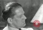 Immagine di Famiglia ascoltando la radio United States USA, 1935, secondo 49 filmato di repertorio 65675068711